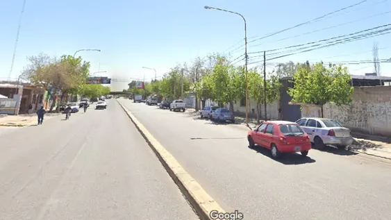 Un hombre sufrió importantes heridas al perder el control de su auto y chocar con un contenedor