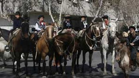 Con pilchas gauchas, los chicos engalanaron las calles céntricas