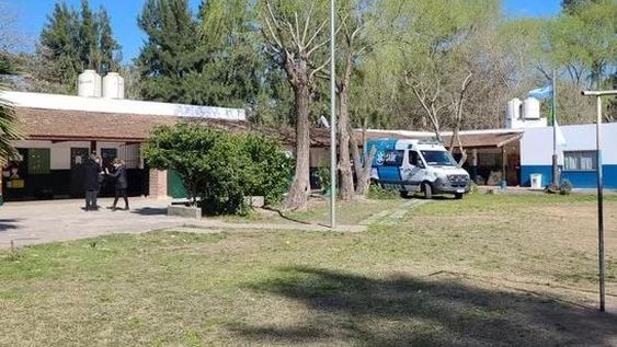 Un chico de 14 hirió a una docente y a una chica a machetazos