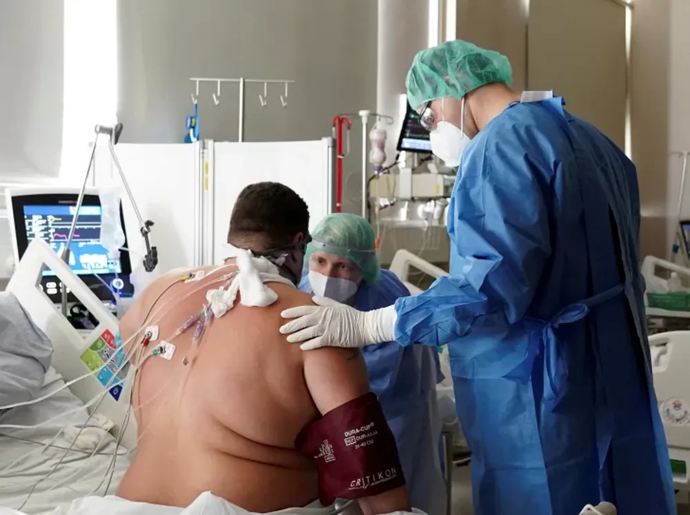 La OMS estimó que el covid causó cerca de 15 millones de muertes, más del doble de la cifra oficial