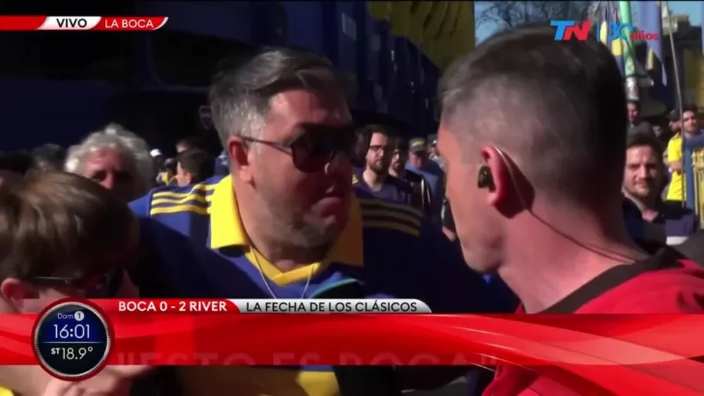 El furioso ataque de un grupo de hinchas de Boca a un móvil periodístico