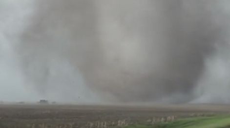 Así destruye una casa un gigantesco tornado en Kansas