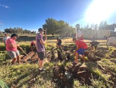 Con el trabajo en la huerta, los chicos con problemas de adicción que conviven en Proyecto Juan refuerzan su rehabilitación. Con el trabajo en la huerta, los chicos con problemas de adicción que conviven en Proyecto Juan refuerzan su rehabilitación.