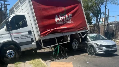 Impactante choque entre un camión, un auto y una bici, terminó con un ciclista en el hospital