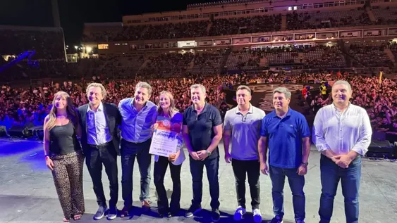 Las autoridades junto a la flamante Emprendedora del Sol