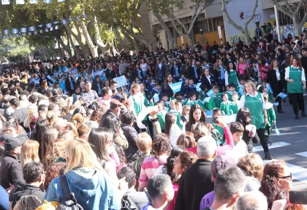 Multitud. Unas 16.000 personas abarrotaron la Avenida Ignacio de la Roza para ver el desfile oficial que se realizó ayer por el Día de la Patria.