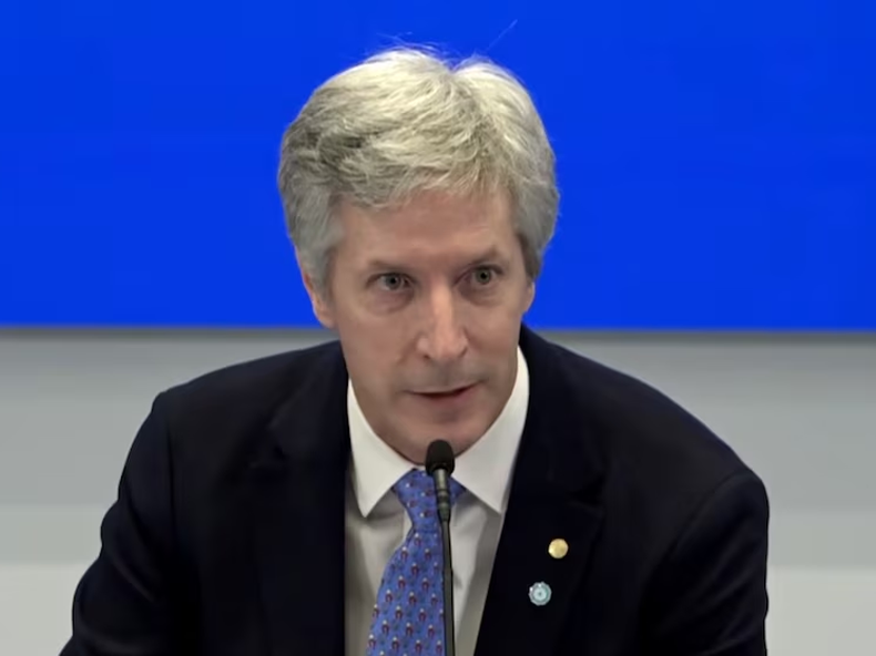 El titular del BCRA, Santiago Bausili, presentó el Informe de Política Monetaria (IPOM) en conferencia de prensa.