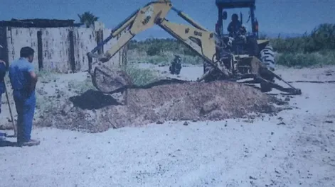 Una máquina, tres empleados del munipio y 1.116 metros de caños usó el excapataz acusado, para hacer un zanjeo y conectarse sin autorización a la red de agua potable.