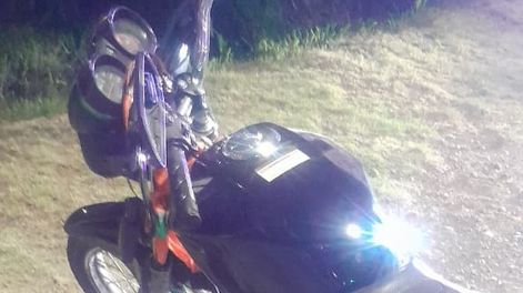 Una motociclista giró en U y fue chocada por un auto que venía detrás