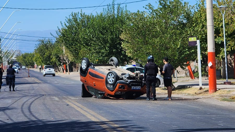 El auto quedó en el medio de la calzada tras volcar.