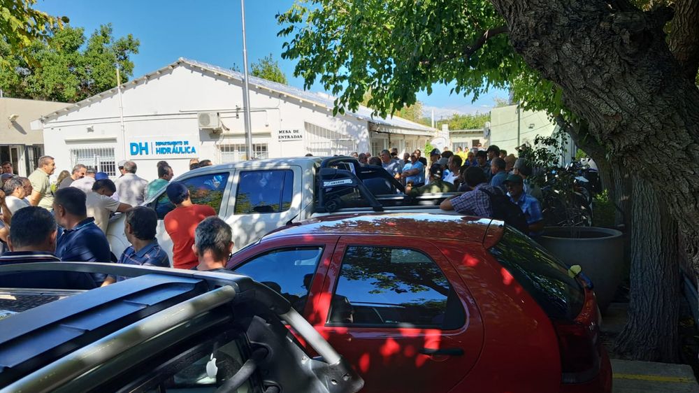 Regantes en la puerta de Hidráulica.
