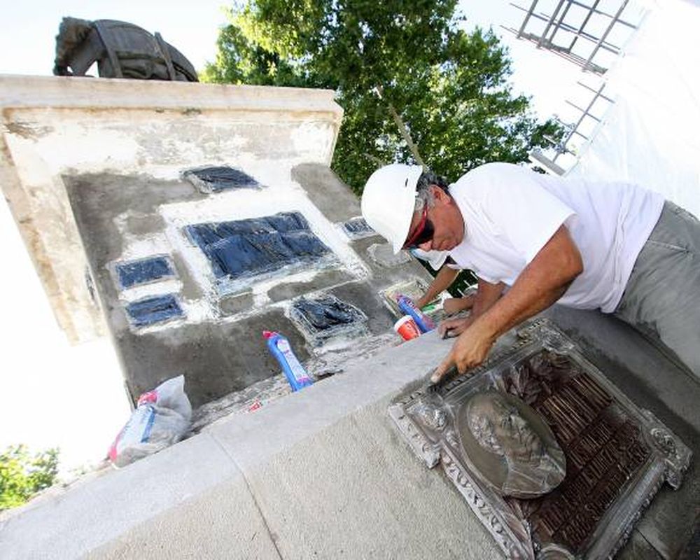 Una obra en la Plaza 25 para hacer resaltar el monumento
