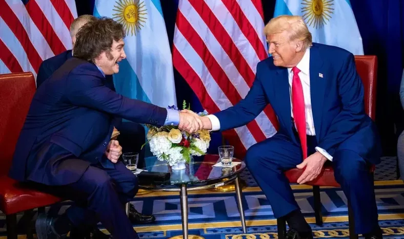 SE VIENE LA TERCERA. Milei y Trump en unos de sus dos encuentros en los EEUU.