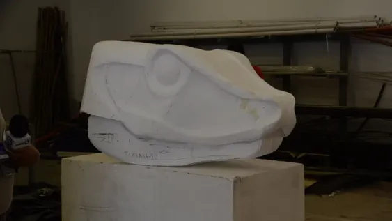 Un centenar de personas crean desde armas hasta trajes para el show final