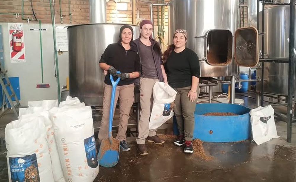 Entre bolsas de materia prima y tanques de proceso, así se forman los futuros técnicos del instituto para trabajar en la industria alimentaria de la provincia.