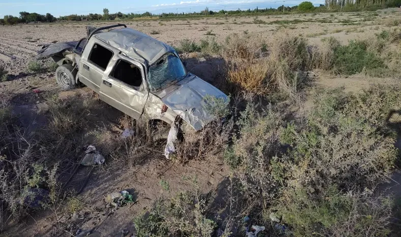 Conductor borracho volcó la camioneta y un bebé se encuentra grave