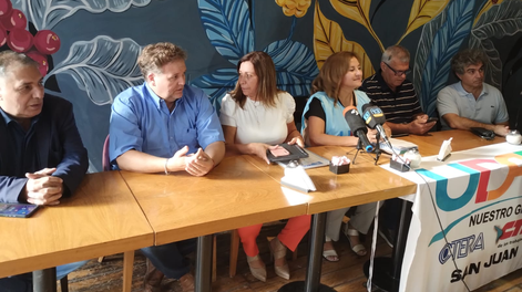 Los gremios docentes realizaron una conferencia de prensa para anunciar la marcha de este miércoles.