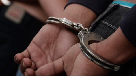 Un hombre y una mujer, atrapados tras entrar por una ventana a una casa para robar