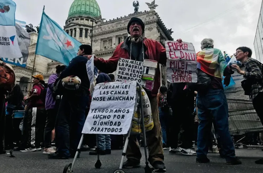 LA PREVIA. La CGT se sumó ayer a la marcha de jubilados. Hoy para por 24 horas.