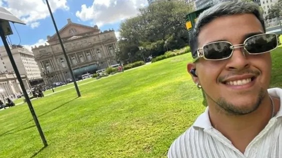 El artista sanjuanino y, de fondo, el Teatro Colón, que podría convertirse en su nueva casa de estudios.