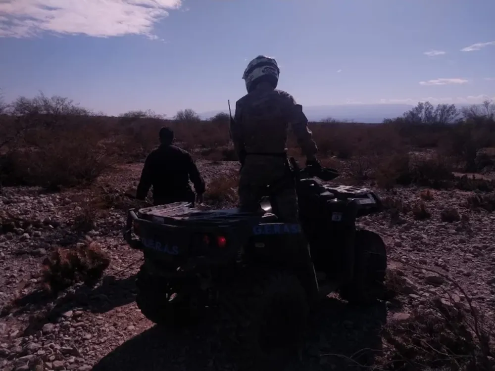 En un tramo de 3 Km hallaron desde zapatillas hasta  auriculares de la joven atacada por una jauría
