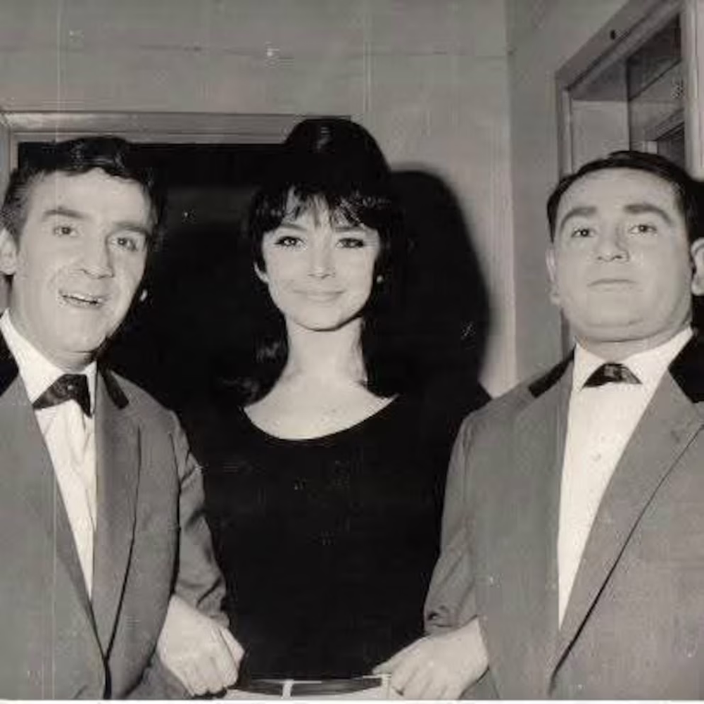 Zulma Faiad posa en el centro junto a Beto Cabrera y Mario Sánchez, integrantes del Dúo de Dos, en una fotografía en blanco y negro.