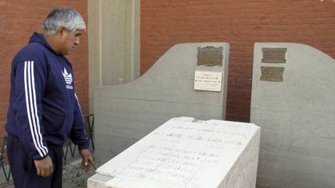 Una tumba histórica rota  que dejaron como nueva