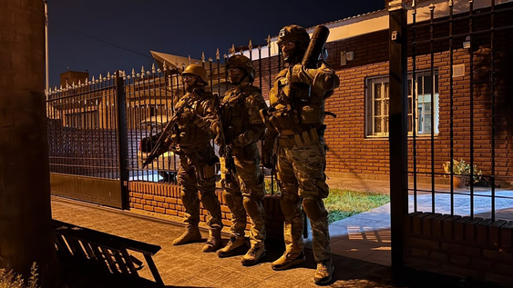 El megaoperativo incluyó más de 100 allanamientos, detenciones y el secuestro de armas, vehículos y autopartes.