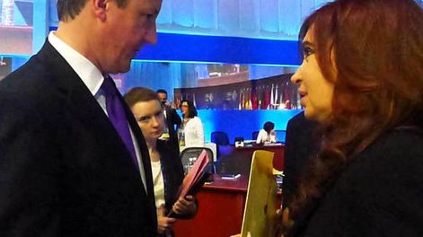 Malvinas, entre remeras y  estampillas del referéndum