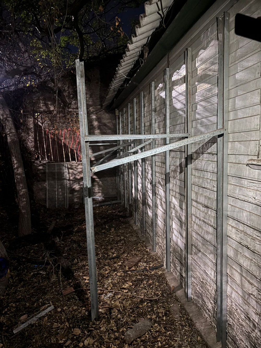 Lugar en el interior de la vivienda donde se encontraban colocados los perfiles robados. 
