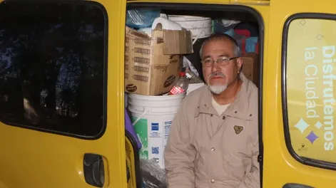 Diario de Cuyo | Espera. Elio Ortiz espera ayuda para dejar de vivir dentro de su camioneta.