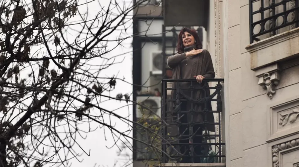 ¿CRISTINA PODRÁ SALIR A SALUDAR?. No hay nada escrito sobre sus salidas al balcón. Hay quienes dicen que sí, otros que no.