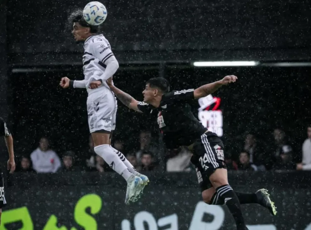 DILUVIO. Riestra terminó festejando bajo la lluvia en zona de clasificación.