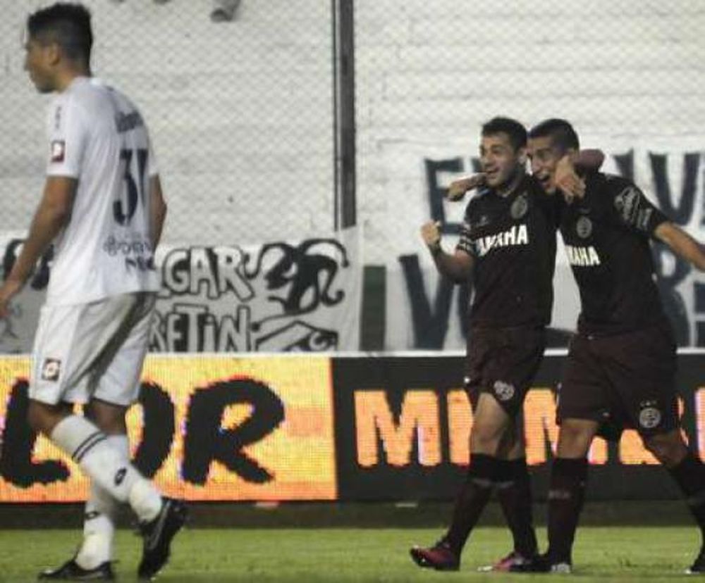Lanús derrotó a Quilmes y alcanzó a River en la punta