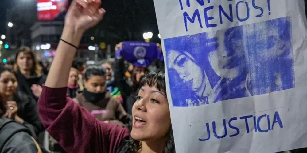 Son muchas las aristas desde donde se puede observar, debatir y tomar medidas ante hechos como las de tres chicas asesinadas en La Matanza, provincia de Buenos Aires, producto del accionar de bandas narcocriminales. La educación desde la familia y el accionar del Estado deben ser una obligación.