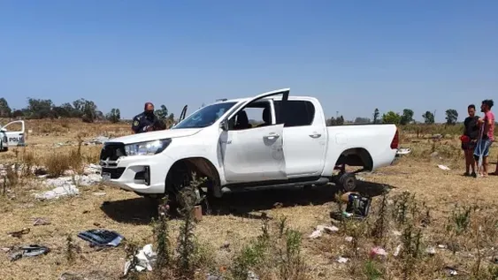 Apareció la Hilux de los sanjuaninos robados en Necochea, pero sin las ruedas y dañada