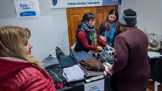 El municipio de Pocito asiste con abrigo y verdura a vecinos vulnerables durante el invierno.