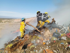 el zonda provoco incendios en varios departamentos y mantiene en alerta a san juan