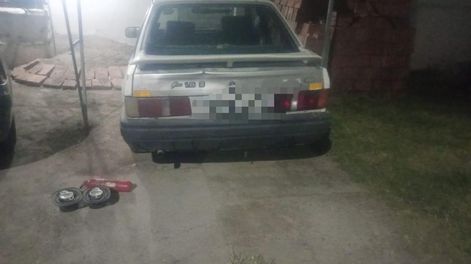 Una pareja fue detenida mientras desvalijaba un auto en la madrugada