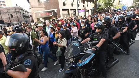 Con un fuerte operativo policial, el Gobierno logró acotar la manifestación en Plaza de Mayo