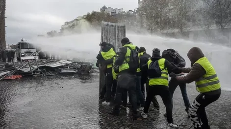 Francia, un campo de batalla por la marcha de “chalecos amarillos”