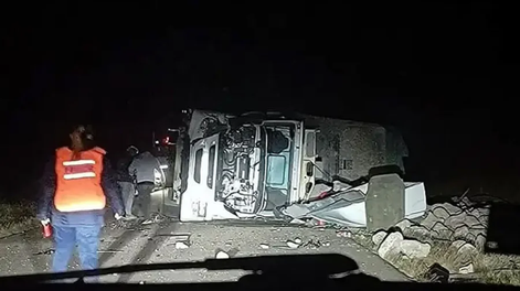 El camión quedó volcado sobre la calzada.