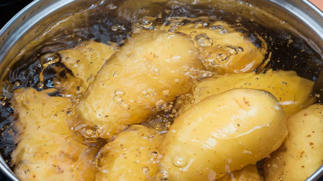¿Hay que pelar la papa antes de cocinarla?