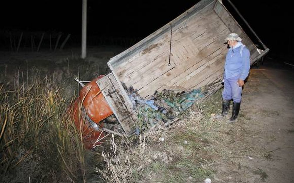 Un hombre murió al chocar y caer en camión a un zanjón