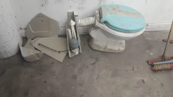 Entraron a una casa desocupada y se robaron el inodoro: uno fue detenido, el otro se fugó