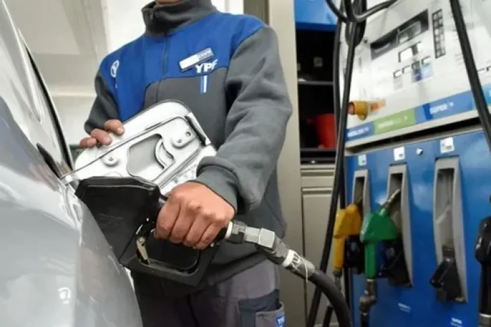 Nafta con descuento en YPF: dónde conseguir el 5% de rebaja cargando de noche
