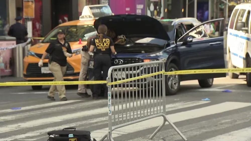 Policías revisan un automóvil tras un tiroteo en Times Square