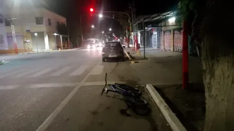 Un ciclista se distrajo con el celular y golpeó con un auto que esperaba el semáforo