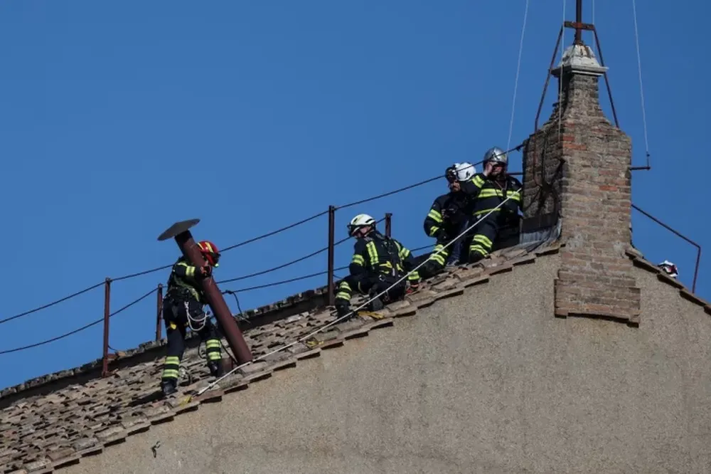 El Vaticano ya instaló la chimenea en la Capilla Sixtina
