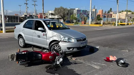 Dos heridos en un choque entre un auto y una moto en Rivadavia